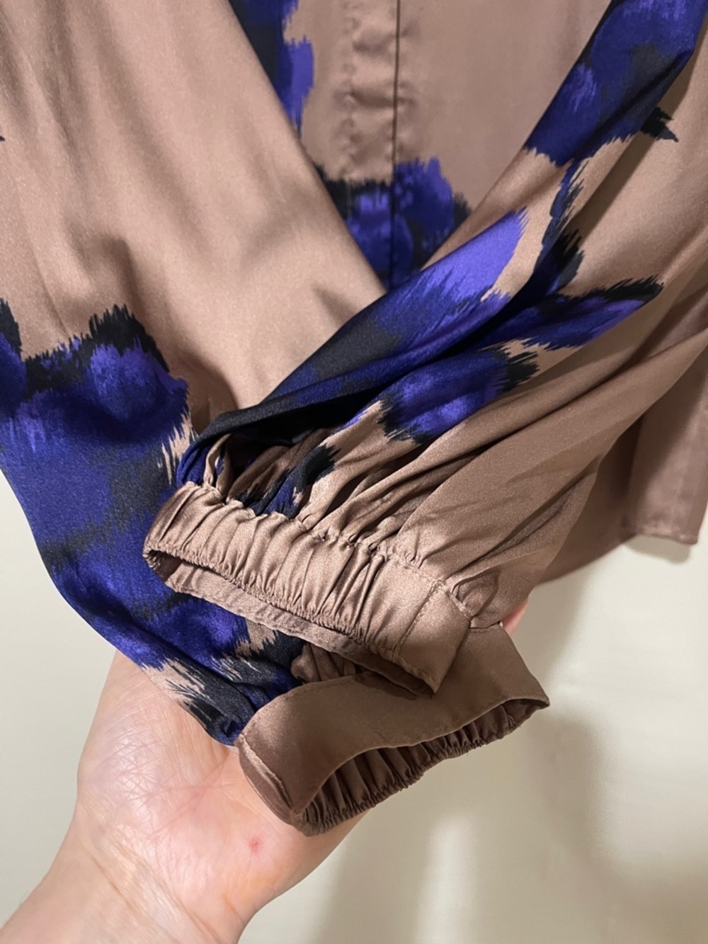 Chico's Taupe Blouse with Bold Blue Floral Print Size 2 or U.S. Large Like New - Picture 6 of 9